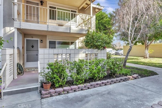 entrance to property featuring a balcony