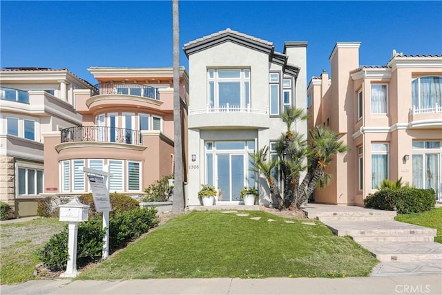 view of front of home with a front lawn