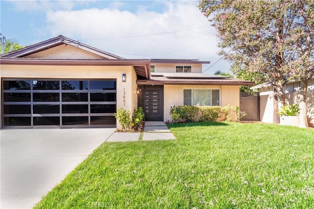 view of front of house featuring a garage and a front yard