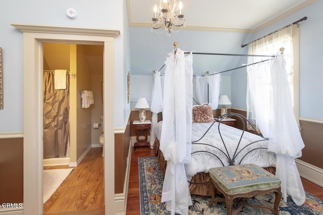 bathroom featuring hardwood / wood-style flooring, toilet, crown molding, an inviting chandelier, and a shower with shower curtain