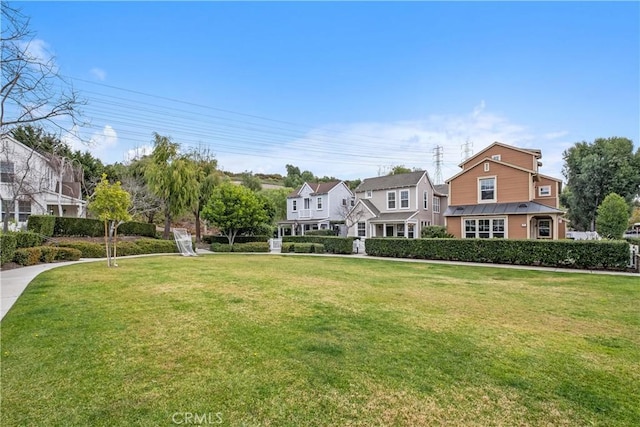 view of front of property featuring a front lawn