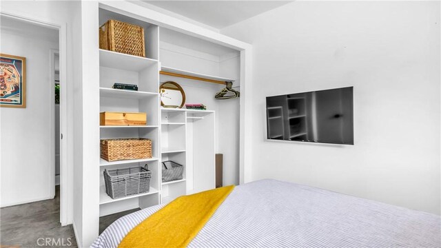 250 W Cortez Rd, Palm Springs, CA 92262 - bedroom featuring a closet