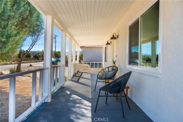 balcony featuring covered porch