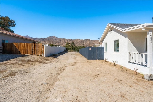 view of yard with a mountain view