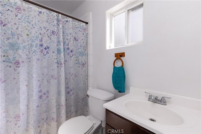 full bathroom with a shower with shower curtain, vanity, and toilet