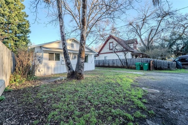 view of front of home with a front lawn