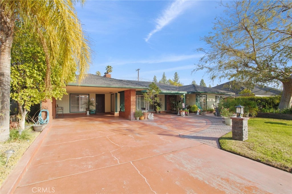 ranch-style home with a front yard