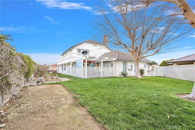 view of front of home with a front lawn