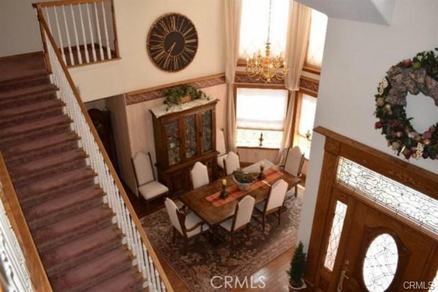 sitting room with a notable chandelier