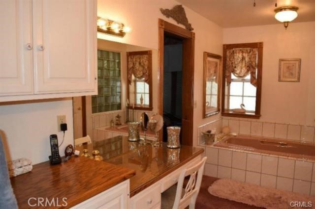 bathroom featuring tiled tub