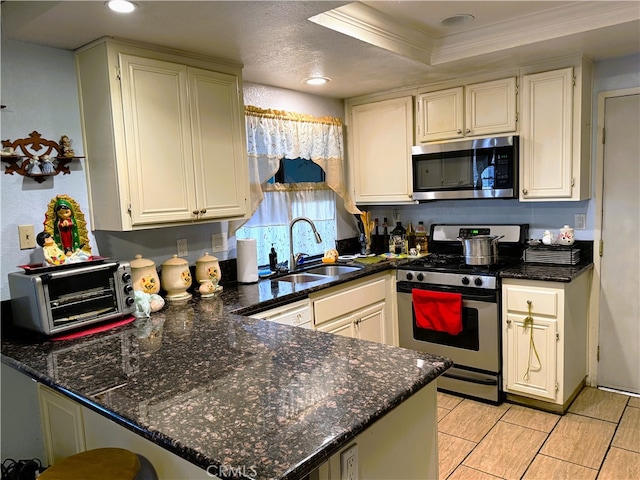 kitchen with crown molding, stainless steel appliances, kitchen peninsula, and sink