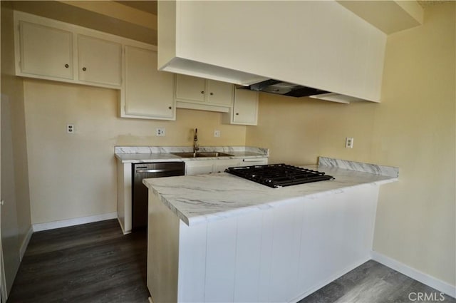 kitchen with sink, dark hardwood / wood-style floors, kitchen peninsula, dishwasher, and black gas stovetop