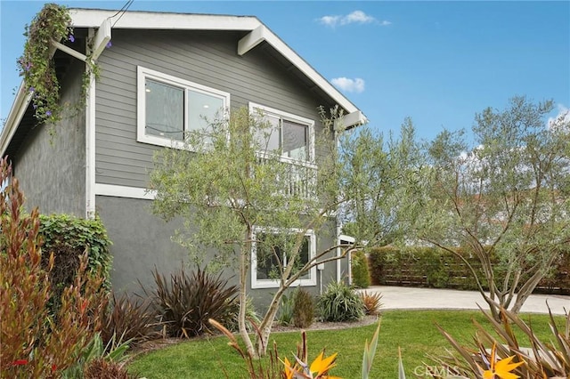 view of side of property featuring a lawn