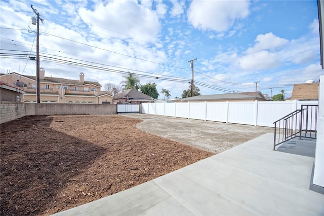 view of yard featuring a patio