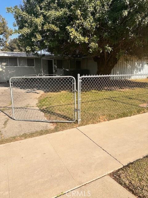 view of front of property featuring a front lawn