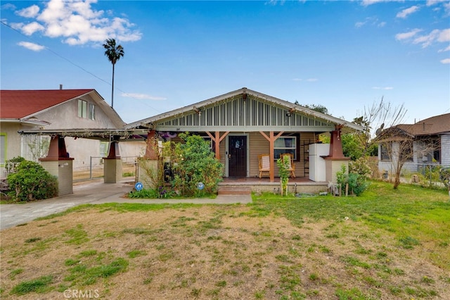 view of front of property featuring a front yard and covered porch