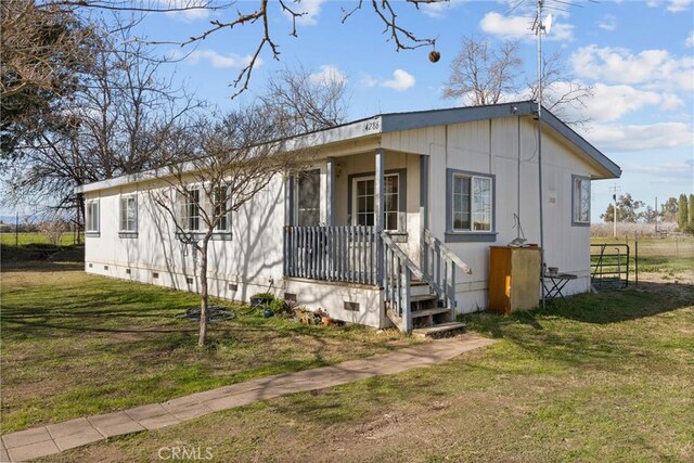 view of front of property featuring crawl space and a front yard