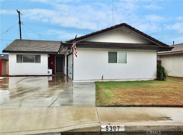 single story home featuring a front yard