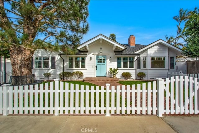 view of front of property with a front yard