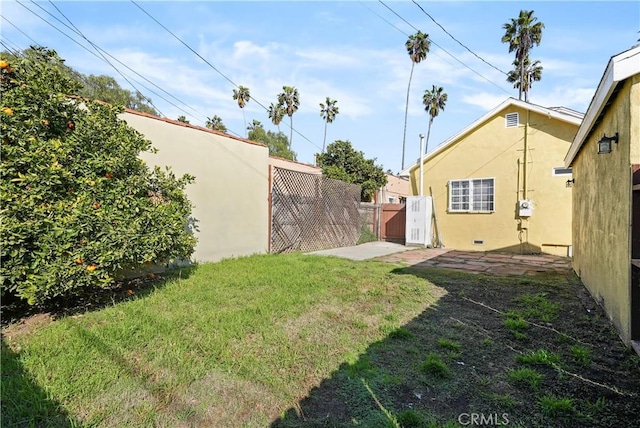 view of yard featuring a patio area