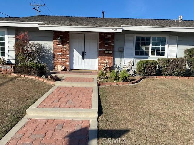 property entrance featuring a lawn