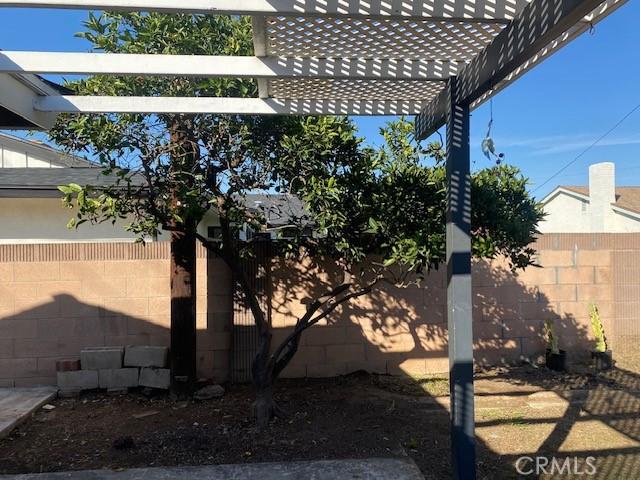 view of yard featuring a pergola