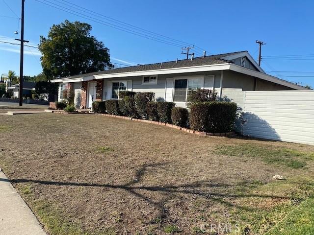 single story home with a front lawn