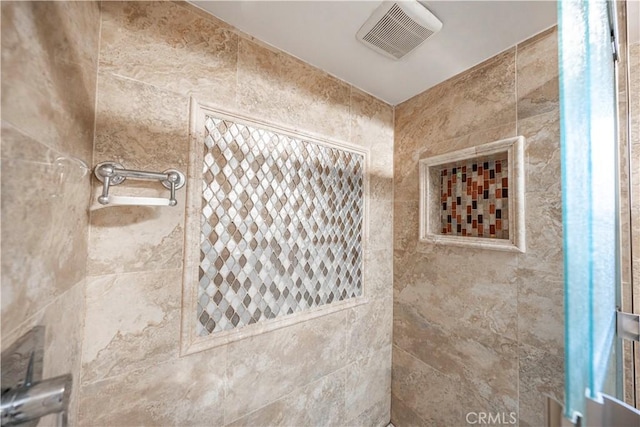 bathroom featuring a tile shower