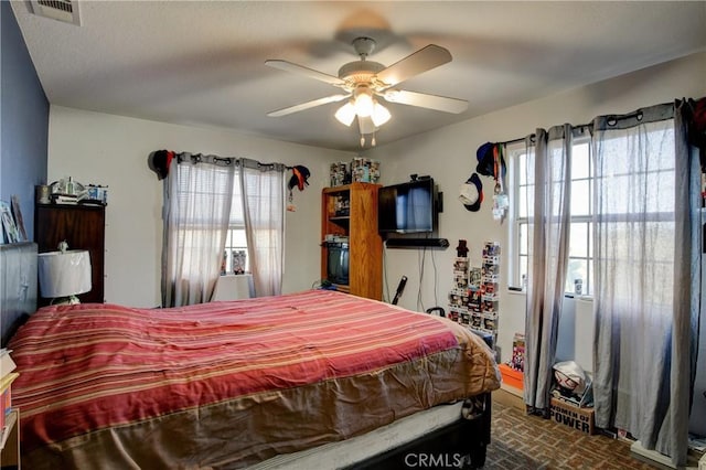 bedroom with ceiling fan