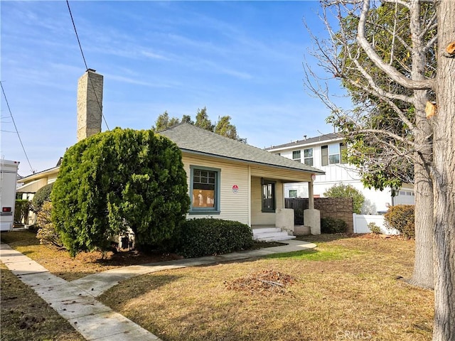 view of front of property featuring a front yard