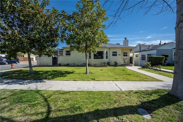 view of front facade featuring a front yard