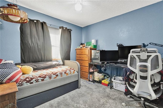 bedroom featuring ceiling fan, carpet flooring, and a textured ceiling