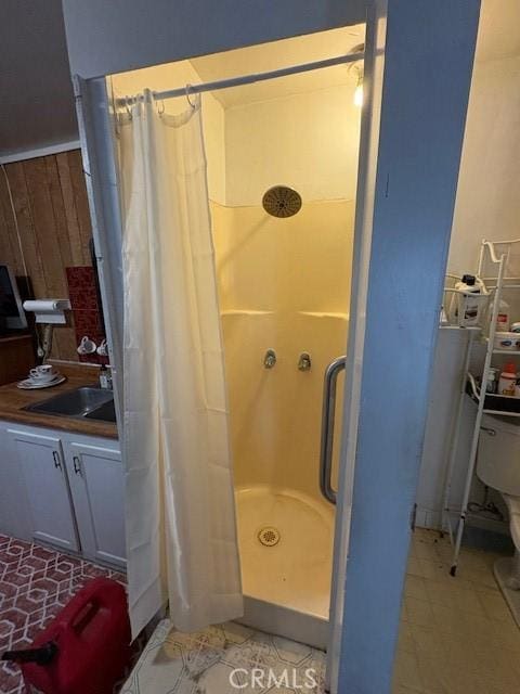 bathroom featuring a shower with shower curtain, tile patterned floors, toilet, and sink