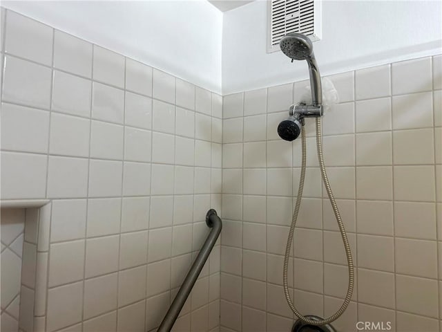 room details featuring a tile shower