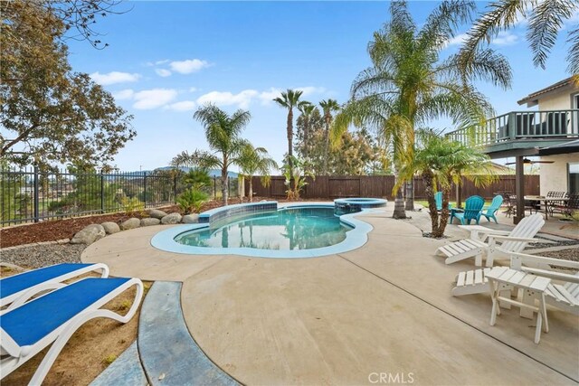 view of pool with an in ground hot tub and a patio area