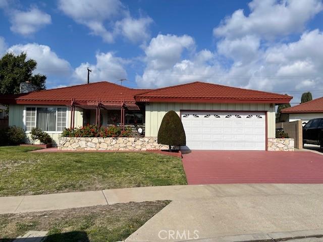 view of front of home featuring a garage and a front yard