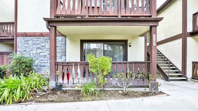 property entrance featuring a balcony