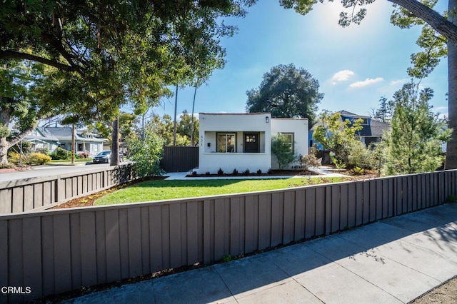 contemporary house featuring a front yard