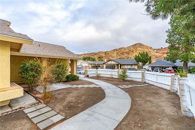 view of yard featuring a mountain view