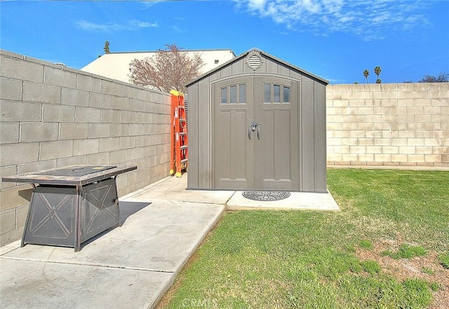 view of outdoor structure featuring a yard