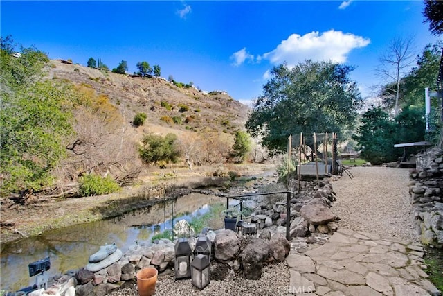 view of yard featuring a mountain view