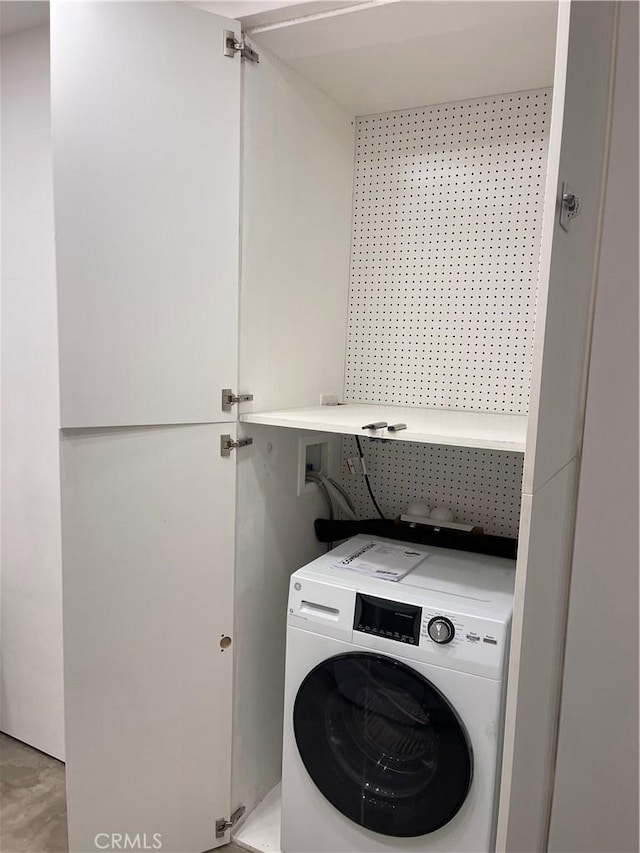 washroom with laundry area and washer / clothes dryer