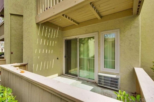 property entrance featuring a balcony