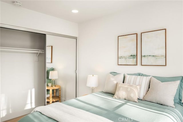 bedroom with recessed lighting and a closet