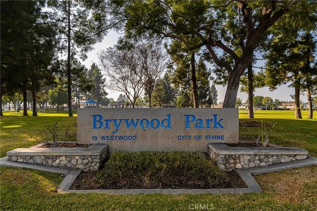 community / neighborhood sign featuring a yard