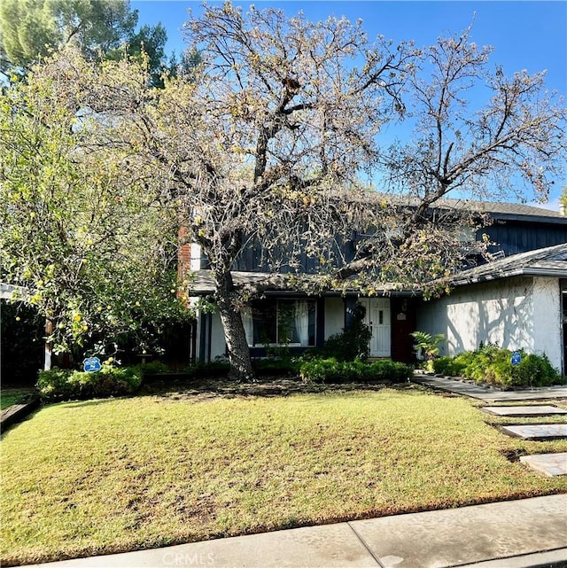 view of front of house featuring a front yard