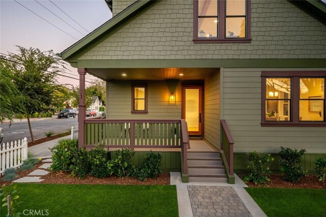 view of front of home featuring a porch and a lawn