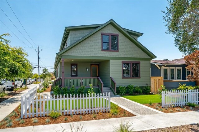 bungalow-style home featuring a front lawn and a porch