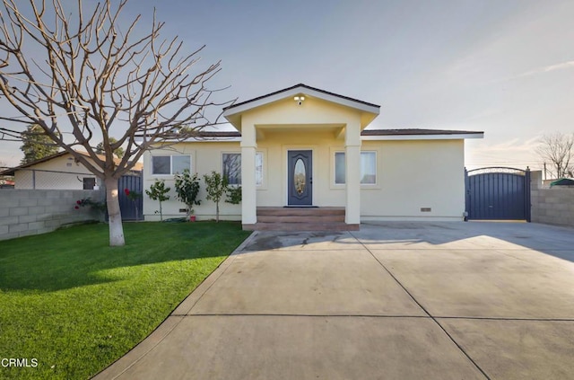 view of front of house featuring a front lawn