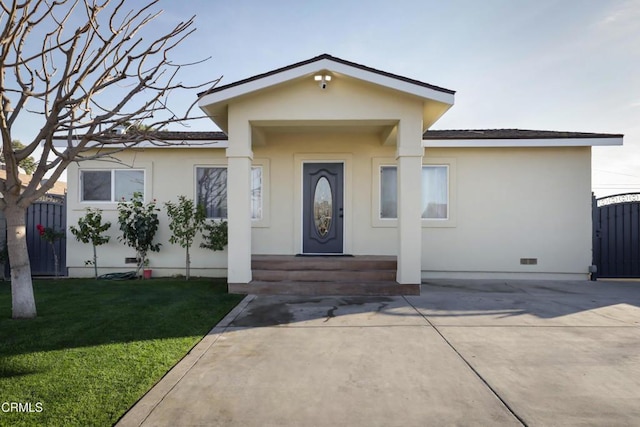 view of front of house featuring a front lawn